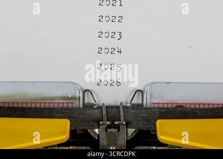 2021,2022,2023, 2024, 2025,2026 auf einer alten Schreibmaschine geschrieben Stockfoto