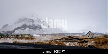 Einsames Haus an der Basaltküste und am Stapafell Berg in der Nähe des Snæfellsjoekull-Gletschers, Arnarstapi, Snæfellsnes, Island Stockfoto