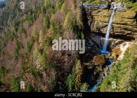 Wasserfall fließt im Tal. Türkisfarbenes Wasser fließt durch ein felsiges Flussbett. Slowenien. Triglav Bistrica Kaskade Stockfoto