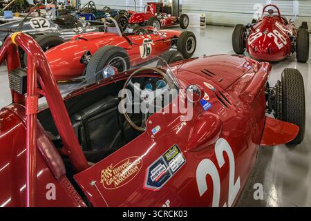 Historische Rennwagen in einer der Boxengassen-Garagen beim jährlichen klassischen Motorrennfest in Silverstone. Stockfoto