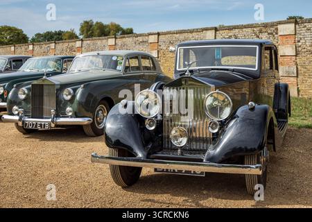 Ausstellung klassischer Rolls-Royce-Autos, Concours of Elegance 2025, Hampton Court Palace, London, Großbritannien Stockfoto