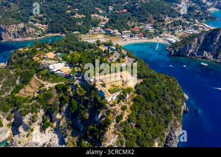 Blick aus der Drohne auf das historische Kloster Paleokastritsa auf Korfu, Griechenland, mit dem berühmten Strand und der Bucht im Hintergrund. Eine perfekte Mischung Stockfoto