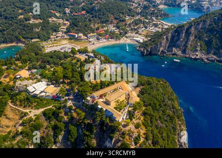 Ausgedehnte Luftlandschaft von Paleokastritsa, Korfu, Griechenland. Das ikonische Kloster befindet sich auf einer Landzunge mit Blick auf die atemberaubende Bucht mit ihrem Türkis Stockfoto