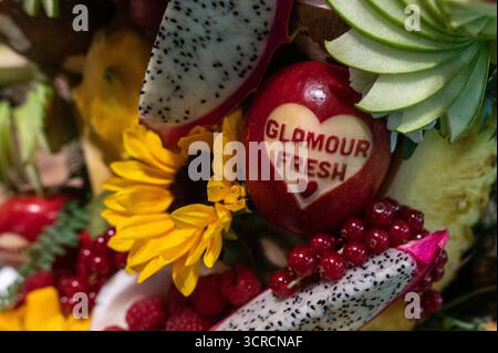 Madrid, Spanien. 30. September 2025. Früchte werden während der Einweihung der Frucht-Attraktion 2025 ausgestellt. Die Attraktion Fruit macht Madrid zum internationalen Drehkreuz für den Obst- und Gemüsesektor und bringt Betreiber, Einzelhändler und Fachleute zusammen, um Innovationen zu fördern, Märkte zu öffnen und die globale Geschäftstätigkeit voranzutreiben. Quelle: Marcos del Mazo/Alamy Live News Stockfoto