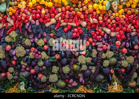 Madrid, Spanien. 30. September 2025. Obst und Gemüse werden während der Einweihung der Frucht-Attraktion 2025 gezeigt. Die Attraktion Fruit macht Madrid zum internationalen Drehkreuz für den Obst- und Gemüsesektor und bringt Betreiber, Einzelhändler und Fachleute zusammen, um Innovationen zu fördern, Märkte zu öffnen und die globale Geschäftstätigkeit voranzutreiben. Quelle: Marcos del Mazo/Alamy Live News Stockfoto