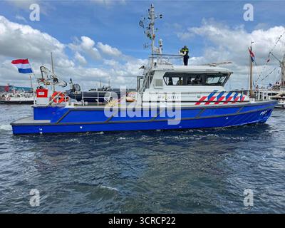 Amsterdam, Niederlande - 20. August 2025: Das niederländische Polizeipatrouillenboot P97 gegen einen teilweise bewölkten Himmel. Stockfoto
