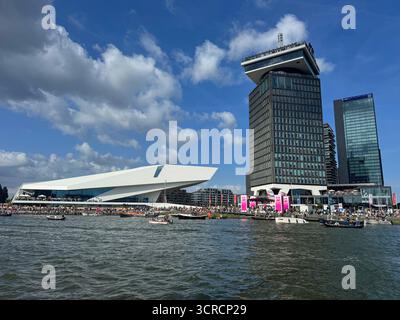 Amsterdam, Niederlande - 20. August 2025: Das A’DAM Tower and Eye Film Institute Netherlands am Ufer des IJ in Amsterdam-Noord. Stockfoto