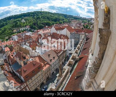 Panoramablick auf die roten Dächer von Prag, Tschechische Republik, von einem Kirchturm, mit dem Petrin-Hügel im Hintergrund Stockfoto