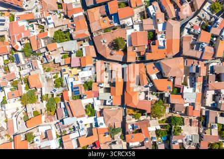 Aus der Vogelperspektive zeigt das traditionelle Dorf Pano Lefkara mit vielen Terrakotta-Dachhäusern. Bezirk Larnaca, Zypern Stockfoto