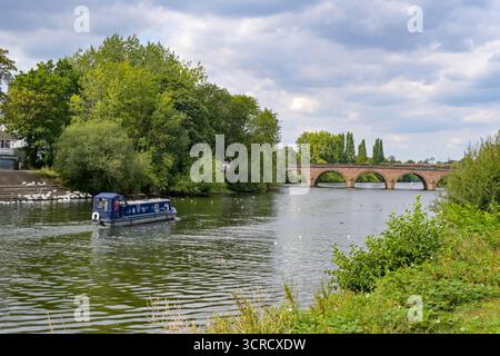 Worcester, Worcestershire, England, Großbritannien - 24. August 2025: Schmalboot segelt auf dem Fluss Severn, der an der Stadt Worcester vorbeifließt. Stockfoto