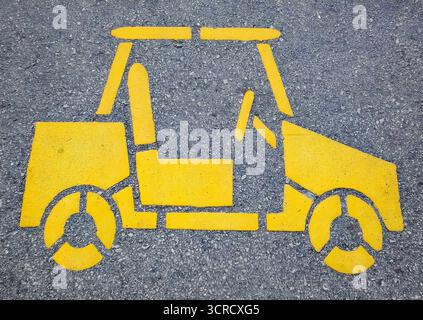 Gelbe Straßenmarkierung eines auf Asphalt gemalten Symbols für ein Kompaktfahrzeug, Symbol für Stadtverkehr. Stockfoto