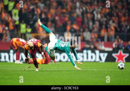 Galatasarays Mario Lemina (links) stellt sich gegen Curtis Jones aus Liverpool während des Stadionspiels der UEFA Champions League im RAMS Park in Istanbul, Türkei. Bilddatum: Dienstag, 30. September 2025. Stockfoto