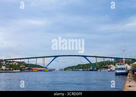Juliana Queen Bridge in der Stadt Willemstad. Curacao Stockfoto