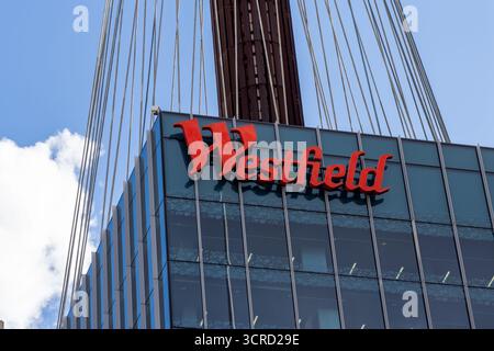 Schild mit dem Westfield Sydney Shopping Centre am Gebäude unter dem Sydney Tower in Sydney, Australien. Stockfoto