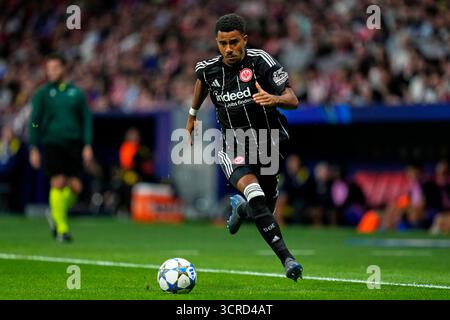 Madrid, Spanien. 30. September 2025. Ansgar Knauff aus Eintracht Frankfurt spielte am 30. September 2025 im Riyadh Air Mertropolitano Stadium in Madrid, Spanien, während des UEFA Champions League-Spiels zwischen Atletico de Madrid und Eintracth Frankfurt. (Foto: Cesar Cebolla/PRESSIN) Credit: PRESSINPHOTO SPORTS AGENCY/Alamy Live News Stockfoto