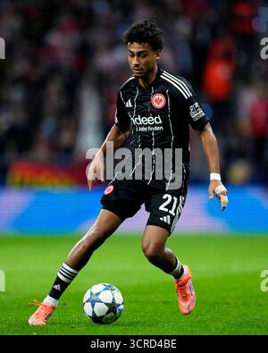 Madrid, Spanien. 30. September 2025. Nathaniel Brown aus Eintracht Frankfurt spielte am 30. September 2025 im Riyadh Air Mertropolitano Stadium in Madrid, Spanien, während des UEFA Champions League-Spiels zwischen Atletico de Madrid und Eintracth Frankfurt. (Foto: Cesar Cebolla/PRESSIN) Credit: PRESSINPHOTO SPORTS AGENCY/Alamy Live News Stockfoto