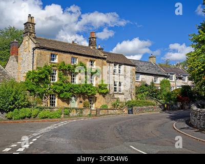 Großbritannien, Derbyshire, Peak District, Ashford-in-the-Water, Gritstone House an der Greaves Lane. Stockfoto