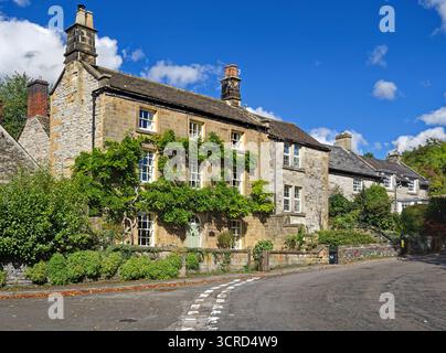 Großbritannien, Derbyshire, Peak District, Ashford-in-the-Water, Gritstone House an der Greaves Lane. Stockfoto