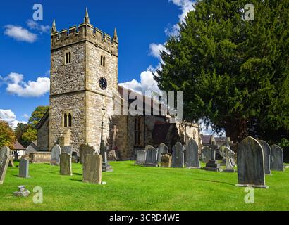Großbritannien, Derbyshire, Peak District, Ashford-in-the-Water, Holy Trinity Church. Stockfoto