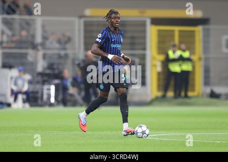 MilanoÕs FC Inter’s Yann Aurel Bisseck während des Fußballspiels zwischen INTER und SLAVIA PRAGA im Giuseppe Meazza Stadion Stockfoto