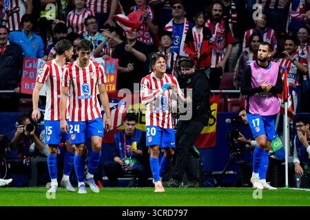 Madrid, Spanien. 30. September 2025. Giuliano Simeone von Atletico de Madrid feiert, nachdem er 4-1 beim Spiel der UEFA Champions League zwischen Atletico de Madrid und Eintracth Frankfurt am 2. Spieltag im Riyadh Air Mertropolitano Stadion am 30. September 2025 in Madrid gespielt hat. (Foto: Cesar Cebolla/PRESSIN) Credit: PRESSINPHOTO SPORTS AGENCY/Alamy Live News Stockfoto