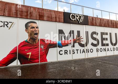 Außenansicht des CR7-Museums mit großem Wandbild mit Cristiano Ronaldo im Trikot der portugiesischen Nationalmannschaft Stockfoto