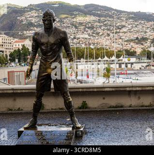 Bronzestatue des berühmten Fußballspielers Cristiano Ronaldo vor dem CR7-Museum Funchal Madeira Stockfoto