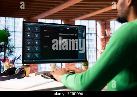 Mann löst persönliche Aufgaben mit KI LLM-Chatbot und beantwortet Eingabeaufforderungen mithilfe von Predictive-Technologie. Person, die einen Computer in der Wohnung benutzt, um mit einem großen Sprachmodell zu interagieren Stockfoto