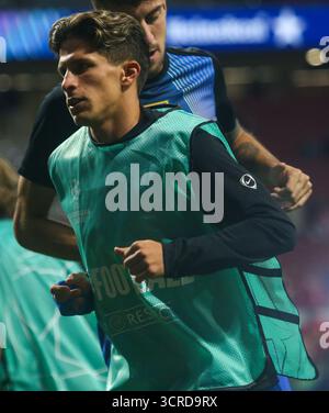 Madrid, Spanien, 30. September 2025: Giuliano Simeone (20) aus Atleti zieht sich während der 2. Runde der UEFA Champions League 2025-26 zwischen Atleti und Frankfurt am 30. September 2025 im Estadio Metropolitano in Madrid auf. Quelle: Alberto Brevers / Alamy Live News. Stockfoto