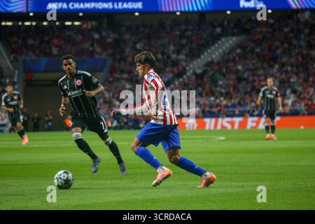 Madrid, Spanien, 30. September 2025: Giuliano Simeone (20) aus Atleti spielt am 30. September 2025 im Estadio Metropolitano in Madrid für den Ball während des zweiten Spiels der UEFA Champions League 2025-26 zwischen Atleti und Frankfurt. Quelle: Alberto Brevers / Alamy Live News. Stockfoto