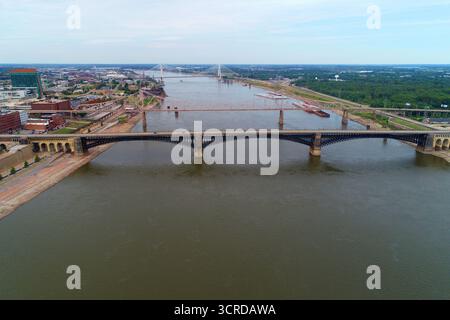 Die EADS, Poplar und Stan Musial Veteran's Bridges überqueren den Mississippi River und verbinden East St. Louis Illinois mit St. Louis Missouri 09.15 Uhr. Stockfoto
