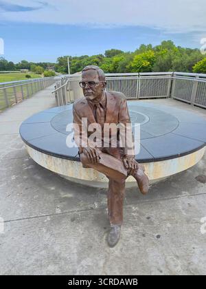 Malcolm W Martin Statue in East St. Louis Illinois mit Blick auf den Gateway Arch National Park St. Louis Missouri am Mississippi River 09.15.2025 Stockfoto