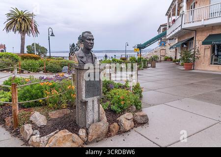 Monterey, KALIFORNIEN, USA – 24. September 2025: Eine Bronzebüste des Schriftstellers John Steinbeck befindet sich auf der Steinbeck Plaza in der Cannery Row in Monterey, CA. Stockfoto