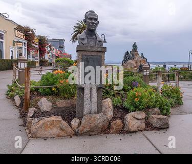 Monterey, KALIFORNIEN, USA – 24. September 2025: Eine Bronzebüste des Schriftstellers John Steinbeck befindet sich auf der Steinbeck Plaza in der Cannery Row in Monterey, CA. Stockfoto