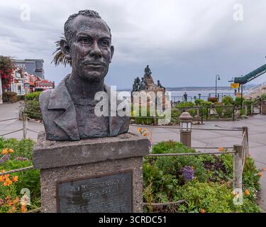 Monterey, KALIFORNIEN, USA – 24. September 2025: Eine Bronzebüste des Schriftstellers John Steinbeck befindet sich auf der Steinbeck Plaza in der Cannery Row in Monterey, CA. Stockfoto