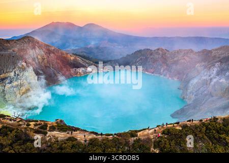 Wunderschöner Blick auf die Drohne bei Sonnenaufgang auf den Kawah Ijen Vulkankrater mit See und giftigem vulkanischem Rauch, Ost-Java, Indonesien. Stockfoto