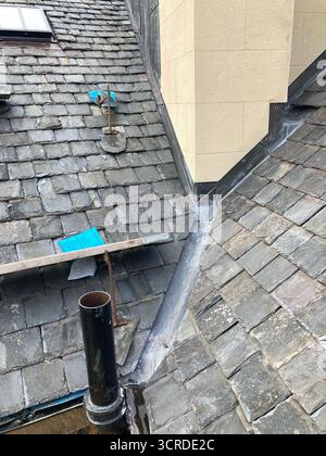Kommunale Dachreparaturen in einem Edinburgh-Haus, Umschiebungsarbeiten, Schornsteinputz und Blecharbeiten, Großbritannien Stockfoto