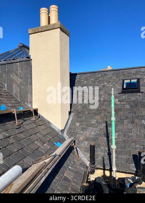 Kommunale Dachreparaturen laufen in einem Edinburgh-Mietshaus, Sanierungsarbeiten, Großbritannien Stockfoto