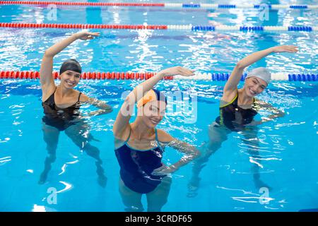 Frauen trainieren gemeinsam im Hallenbad Stockfoto