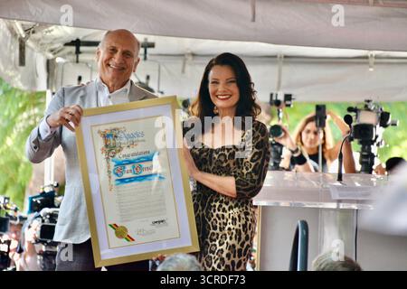 Los Angeles, Kalifornien, USA. 30. September 2025. Steve Nissen, Präsident der Handelskammer von Hollywood, überreicht Fran Drescher die Proklamation während ihrer Hollywood Walk of Fame-Star-Zeremonie am 30. September 2025 in Los Angeles, Kalifornien. Quelle: Sharon Graphics/Alamy Live News Stockfoto