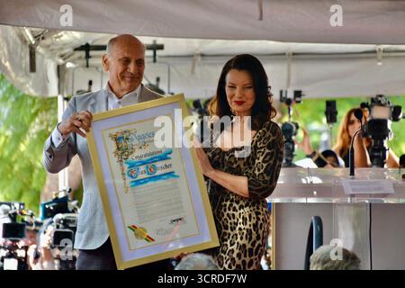 Los Angeles, Kalifornien, USA. 30. September 2025. Steve Nissen, Präsident der Handelskammer von Hollywood, überreicht Fran Drescher die Proklamation während ihrer Hollywood Walk of Fame-Star-Zeremonie am 30. September 2025 in Los Angeles, Kalifornien. Quelle: Sharon Graphics/Alamy Live News Stockfoto