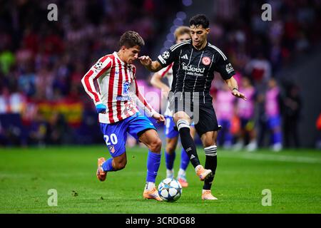 MADRID, SPANIEN - SEPTEMBER 30: Giuliano Simeone von Atletico de Madrid tritt am 30. September 2025 im Estadio Metropolitano in Madrid gegen Eintracht Frankfurt beim Spiel der UEFA Champions League 2025/26 Phase MD2 zwischen Atletico de Madrid und Eintracht Frankfurt um den Ball an. (Foto: QSP) Guthaben: QSP/Alamy Live News Stockfoto