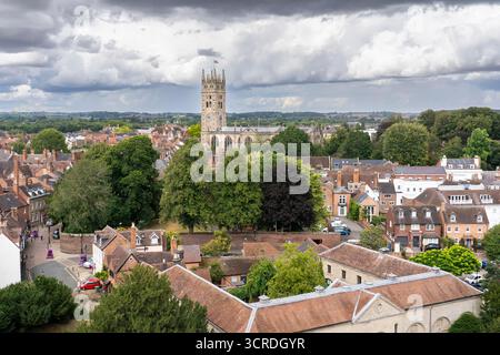 Der Turm und das Schiff der Church of England Collegiate Grade I sind in der Liste der Church of England Church of St Mary und des Stadtzentrums von Warwick aus gesehen von Warwick Castle, Großbritannien Stockfoto