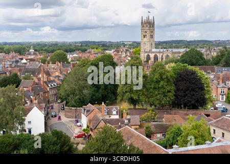 Der Turm und das Schiff der Church of England Collegiate Grade I sind in der Liste der Church of England Church of St Mary und des Stadtzentrums von Warwick aus gesehen von Warwick Castle, Großbritannien Stockfoto