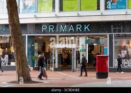 Primark Store in der Broad Street, Reading, Großbritannien. Primark Limited ist ein irischer multinationaler Modehändler mit Filialen in ganz Europa und in den USA Stockfoto