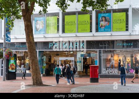 Primark Store in der Broad Street, Reading, Großbritannien. Primark Limited ist ein irischer multinationaler Modehändler mit Filialen in ganz Europa und in den USA Stockfoto
