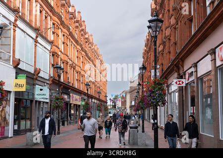 Queen Victoria Street mit barocker Backsteinarchitektur aus dem späten 19. Jahrhundert, erbaut im frühen 20. Jahrhundert, um Broad Street mit Station Road zu verbinden. UK Stockfoto