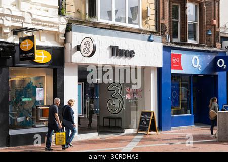 Drei (3) Laden in der Broad Street, Reading, Großbritannien. Three UK ist ein britisches Telekommunikationsunternehmen mit Sitz in Reading. Konzept: Breitbandanbieter Stockfoto