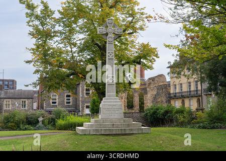 Gedenkstätte für Heinrich I. (Beauclerc), König von England, der 1121 Reading Abbey gründete, errichtet von Dr. Jamieson Hurry, Forbury Gardens Park, Reading, Großbritannien Stockfoto