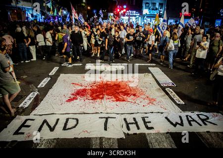 Tel Aviv, Israel. 30. September 2025. Israelische Demonstranten versammeln sich um eine Anti-Kriegs-Installation während einer Demonstration vor der Seite von Likud, IsraelÕs Rolling Party, Hauptquartier in Tel Aviv Dienstag, September 30 2025. Eltern israelischer Kampfsoldaten marschierten heute vom Militärquartier zum Hauptquartier von Likud und forderten ein sofortiges Ende des Gaza-Krieges. Der Protest folgte gestern einer Pressekonferenz, auf der Premierminister Netanjahu und US-Präsident Donald Trump einen Waffenstillstand und eine Geiselfreilassung ankündigten. Quelle: Eyal Warshavsky/Alamy Live News Stockfoto
